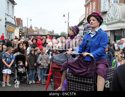 Granny Turismo de divertir les foules au Festival International de Marionnettes en Witham, Essex Banque D'Images