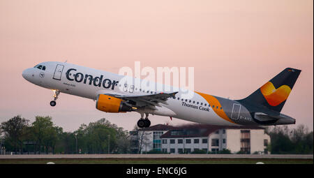 Schönefeld, Allemagne. 09Th Mai, 2015. Un Airbus A320 avion de passagers de la compagnie aérienne Condor décolle pour Palma de Majorque tôt le matin dans le sud de la nouvelle piste à Willy Brandt Berlin Brandenburg Airport (BER Schoenefeld) en, Allemagne, 02 mai 2015. La rénovation de la piste de l'Aéroport Schoenefeld de Berlin a commencé le même jour. Au cours des six mois de travaux, la circulation sera dirigée à partir de l'ancien aéroport Schoenefeld de la nouvelle piste du sud. Dpa : Crédit photo alliance/Alamy Live News Banque D'Images