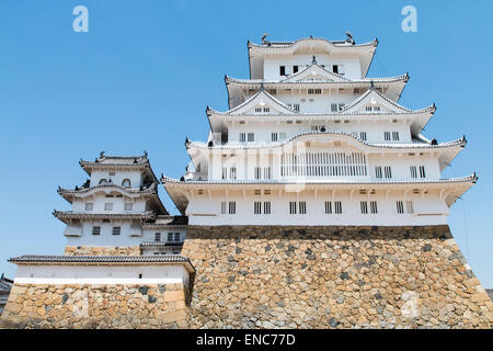 Le château Himeji restauré, vue du point de vue classique du parc du château. Un blanc brillant contre un ciel bleu sans nuages au printemps Banque D'Images