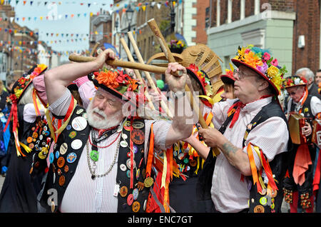 Rochester, Kent, UK. 2 mai, 2015. Jour de l'ouverture de la 2015 Rochester Sweeps vedette Morris Dancing dans le strees et musique live tous les week-end férié Crédit : PjrNews/Alamy Live News Banque D'Images