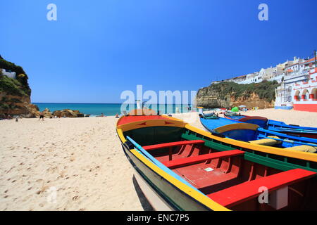 La belle plage de Carvoeiro sur l'Algarve au Portugal. Banque D'Images