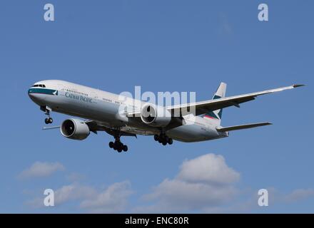 Cathay Pacific Boeing 777-300ER (B-KQS) arrive à l'aéroport Heathrow de Londres, Angleterre. Banque D'Images