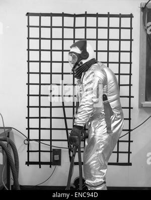 Photographie d'un homme dans une combinaison spatiale avec des marques de grille, prise lors d'essais anthropométriques, un élément clé de la formation des astronautes et de la préparation des vols spatiaux en 1961. Banque D'Images