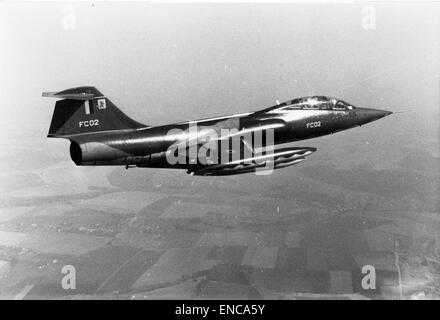 Le Lockheed TF-104G, numéro de série 5787, exploité par la 10e Escadre de l'armée de l'air belge à Kleine Brogel, est une version d'entraînement avancée du F-104 Starfighter. Cet avion a servi pendant la guerre froide dans le cadre de la stratégie de défense aérienne de l'OTAN. Banque D'Images