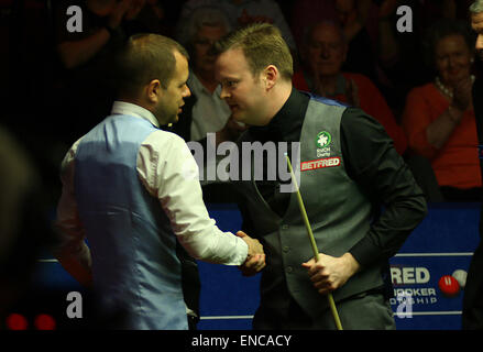 Sheffield, Royaume-Uni. 2 mai, 2015. Shaun Murphy atteint la finale du Championnat du monde après avoir battu Barry Hawkins 17-9 au Betfred World Snooker Championship au théâtre Crucible. Crédit : Michael Cullen/ZUMA/Alamy Fil Live News Banque D'Images