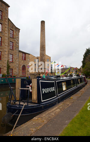 Bateau étroit, propriétaires de bateaux de canal, canaux et voies d'eau dans la ville de Skipton dans le North Yorkshire.Résidents et touristes profitant du soleil d'été, Royaume-Uni Banque D'Images