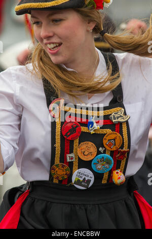 Danseuse de sabots Morris féminine avec bavette et chapeau doux à Skipton, Yorkshire, Royaume-Uni 2 mai 2015. Felicity de l'équipe de danseurs de Briggate Morris se divertir avec un mélange de musiciens folkloriques et d'artistes. Banque D'Images