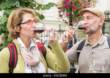 Dégustation de vin Senior couple outdoors Banque D'Images