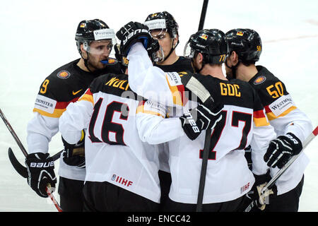 Prague, République tchèque. 09Th Mai, 2015. L'Allemand Michael Wolf (2.f.R) célèbre son but avec ses coéquipiers pendant 0-1 le match de Championnat du Monde de Hockey sur glace entre la France et l'Allemagne dans l'O2 Arena de Prague, en République tchèque, 02 mai 2015. Photo : ARMIN WEIGEL/dpa/Alamy Live News Banque D'Images