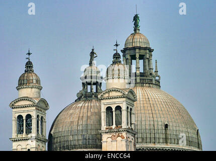 Venise, Province de Venise, Italie. 8 octobre, 2004. Les dômes et les clochers de l'baroque du xviie siècle, Santa Maria della Salute, un célèbre église catholique romaine et basilique, emblématique de la ville de Venise et sa ligne d'horizon, est vu de la Canal Giudecca. Venise, Site du patrimoine mondial de l'UNESCO, est l'un des plus populaires destinations touristiques internationales. © Arnold Drapkin/ZUMA/Alamy Fil Live News Banque D'Images