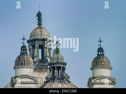 Venise, Province de Venise, Italie. 8 octobre, 2004. Les dômes et les clochers de l'baroque du xviie siècle, Santa Maria della Salute, un célèbre église catholique romaine et basilique, emblématique de la ville de Venise et sa ligne d'horizon, est vu de la Canal Giudecca. Venise, Site du patrimoine mondial de l'UNESCO, est l'un des plus populaires destinations touristiques internationales. © Arnold Drapkin/ZUMA/Alamy Fil Live News Banque D'Images