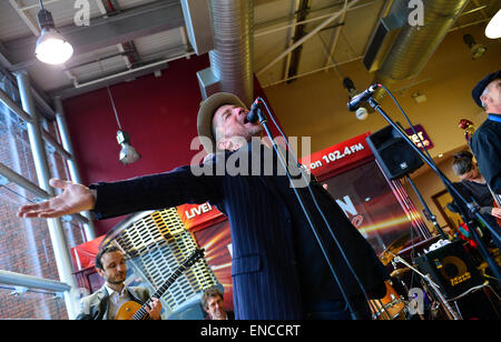 Festival de Jazz de Derry, Londonderry, en Irlande du Nord - 2 mai 2015. Festival de Jazz de Derry, Londonderry, en Irlande du Nord - 2 mai 2015. Paddy Sherlock , du Paris d'après les amateurs, Les Swingin en prestation au Festival de Jazz de la ville de Derry. Crédit : George Sweeney/Alamy Live News Banque D'Images