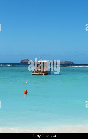 St Barth, Saint-Barthélemy : Mer des Caraïbes et la vedette de l'Eden Rock, le célèbre hôtel de luxe dans la baie de Saint Jean (baie de Saint Jean) Banque D'Images