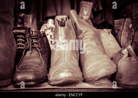 Certaines vieilles chaussures sur un étal de marché aux puces Banque D'Images