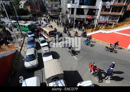 Les voitures et le trafic à l'arrêt Lorrys, quartier de Thamel, vieille ville, ville de Katmandou, Népal, Asie. Banque D'Images
