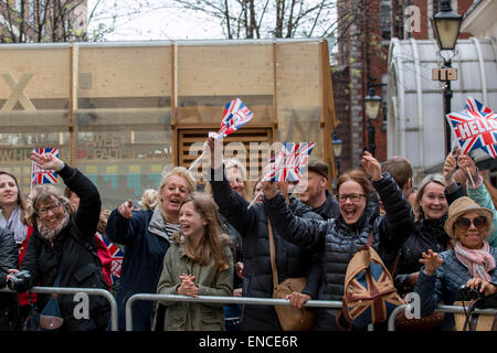 Londres, Royaume-Uni. 2 mai, 2015. Bien wishersline les rues à l'extérieur de l'aile Lindo de l'Hôpital St Mary où la duchesse de Cambridge donne naissance à sa fille. Crédit : Darren Attersley/Alamy Live News Banque D'Images