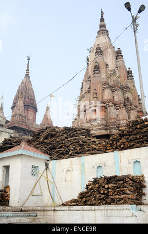 Varanasi, Inde - 28 janvier 2015 : Temple sur les Ghats du Gange dans la ville sainte de Varanasi en Inde Banque D'Images