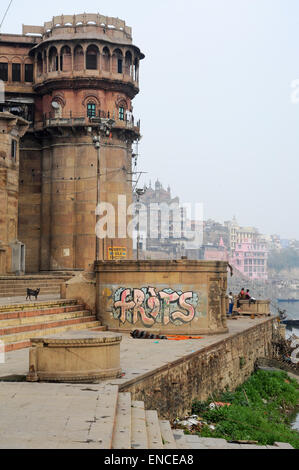 Varanasi, Inde - 28 janvier 2015 : Temple sur les Ghats du Gange dans la ville sainte de Varanasi en Inde Banque D'Images