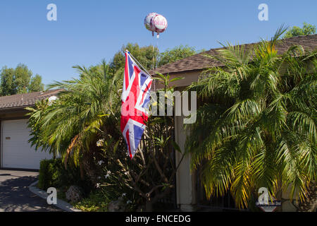 Santa Ana, Californie, USA. 2 mai, 2015. Assurance britannique décore sa maison de célébration de la naissance du royal baby Banque D'Images