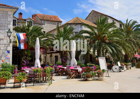 Restaurants sur le front de mer de Stari Grad sur l'île de Hvar sur la côte dalmate de la Croatie Banque D'Images