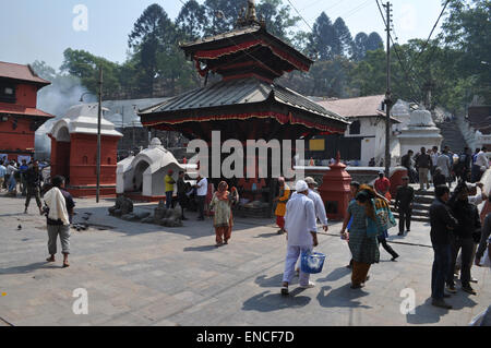 Les gens qui marchent sur une place au complexe du temple hindou de Pashupatinath, un site classé au patrimoine mondial de l'UNESCO à Katmandou, au Népal. Banque D'Images