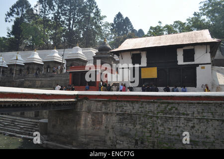 Le complexe de temples hindous de Pashupatinath, site classé au patrimoine mondial de l'UNESCO, comprend un pont au-dessus de la rivière Bagmati à Katmandou, au Népal. Banque D'Images