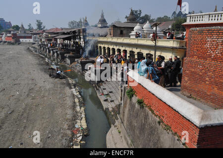 Au temple de Pashupatinath bûchers funéraires sur les rives de la rivière Bagmati, Katmandou, Népal. Banque D'Images