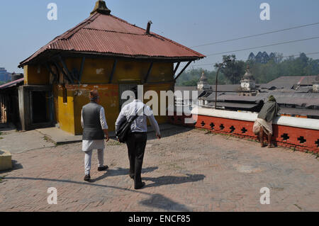 Guides locaux au complexe de temples hindous de Pashupatinath à Katmandou, au Népal, construit dans le style pagode et datant du 5ème siècle. Banque D'Images