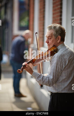 Jeu de violon musicien ambulant de la rue dans le sud de Manchester Didsbury village Banque D'Images