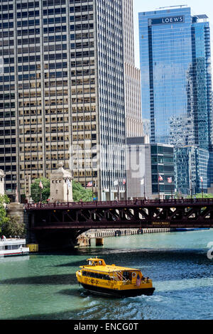 Chicago Illinois, Michigan-Wacker quartier historique, Chicago River, horizon, bateau, bateau-taxi, Michigan Avenue Bridge, Dusable Bridge, bascule, tendre maison, sk Banque D'Images