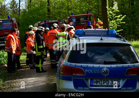 Bad Muender am Deister, Allemagne. 2ng, mai 2015. Les pompiers et policiers travaillent sur le site de l'écrasement d'un petit avion près de Bad Muender am Deister, Allemagne, 02 mai 2015. Au moins une personne a été tuée lors de l'écrasement. Des dizaines de travailleurs de sauvetage avait été peignant par la forêt pour des débris de l'avion dans l'après-midi. PHOTO : ALEXANDER KOERNER/dpa dpa : Crédit photo alliance/Alamy Live News Banque D'Images