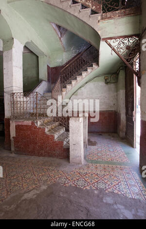 Escalier ancien à l'intérieur d'un bâtiment à La Havane, Cuba. Banque D'Images