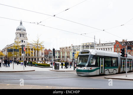 Le tram à proximité de Square, avec chambre à l'arrière du terrain. Nottingham, Angleterre. Banque D'Images