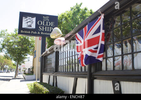 Santa Ana, Californie, USA. 2 mai, 2015. Comme la nouvelle de la naissance royale se répandre dans le monde personnel de l'Olde Ship Santa Ana California préparé pour une journée de célébrations Crédit : Duncan Selby/Alamy Live News Banque D'Images