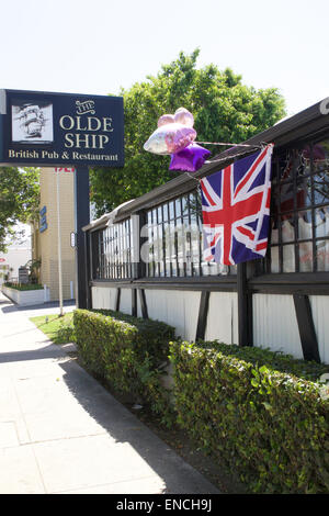 Na de Santa Ana, Californie, USA. 2 mai, 2015. Comme la nouvelle de la naissance royale se répandre dans le monde personnel de l'Olde Ship Santa Ana California préparé pour une journée de célébrations Crédit : Duncan Selby/Alamy Live News Banque D'Images