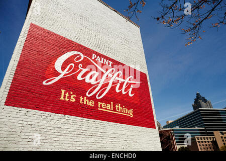 Le centre-ville d'Atlanta en Georga USA Photo : Coka Cola annonce la peinture sur un mur fin gabel profiter de son la vraie chose, changer à peindre Banque D'Images