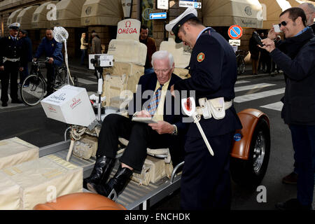 L'astronaute Eugene Cernan, commandant d'Apollo 17 et marché sur la lune en 1972, la conduite d'un véhicule lunaire à la boutique Omega réplique En vedette : Eugene Cernan Où : Milan, Italie Quand : 28 Oct 2014 Banque D'Images