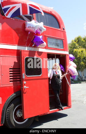 Santa Ana, Californie, USA. 2 mai, 2015. Comme la nouvelle de la naissance royale se répandre dans le monde personnel de l'Olde Ship Santa Ana California préparé pour une journée de célébrations Crédit : Duncan Selby/Alamy Live News Banque D'Images