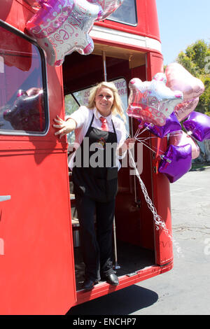 Santa Ana, Californie, USA. 2 mai, 2015. Comme la nouvelle de la naissance royale se répandre dans le monde personnel de l'Olde Ship Santa Ana California préparé pour une journée de célébrations Crédit : Duncan Selby/Alamy Live News Banque D'Images