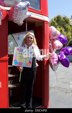 Santa Ana, Californie, USA. 2 mai, 2015. Comme la nouvelle de la naissance royale se répandre dans le monde personnel de l'Olde Ship Santa Ana California préparé pour une journée de célébrations Crédit : Duncan Selby/Alamy Live News Banque D'Images