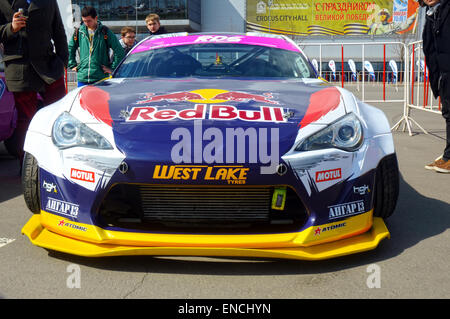 Voiture de course Moscou Nikita Shikova célèbre drifter et sa fusée Bull 86 Tuning Show 2015 Série de dérive russe Banque D'Images