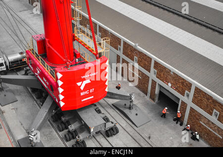 Travailleurs au-dessous une grue Liebherr dans le port de Cape Town, Afrique du Sud Banque D'Images