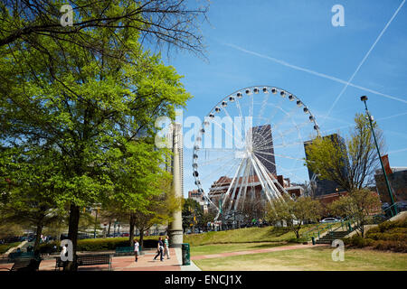 'Downtown à Atlanta USA Georga skyline avec il grande roue à l'avant-plan le Centennial Olympic Park est un 21-acre (85 000 m2) Banque D'Images