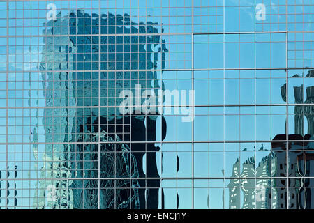 'Downtown à Atlanta USA Georga skyline avec grande roue il reflète dans les fenêtres en verre de l'hôpital du cancer Banque D'Images
