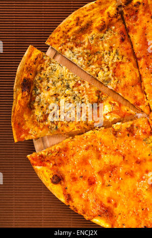 Pizza quatre fromage sur un fond brun Banque D'Images