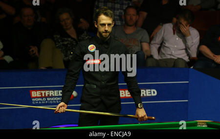 Sheffield, Royaume-Uni. 09Th Mai, 2015. Judd Trump en action contre Stuart Bingham dans la deuxième session finale de leur demi-finale de championnat du monde au creuset. Credit : Action Plus Sport/Alamy Live News Banque D'Images