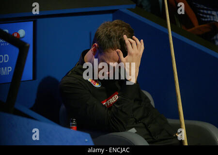 Sheffield, Royaume-Uni. 09Th Mai, 2015. Judd Trump tient sa tête contre Stuart Bingham dans la deuxième session finale de leur demi-finale de championnat du monde au creuset. Credit : Action Plus Sport/Alamy Live News Banque D'Images