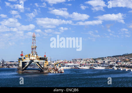 Une plate-forme pétrolière en cours d'entretien dans le port de Cape Town, Afrique du Sud Banque D'Images