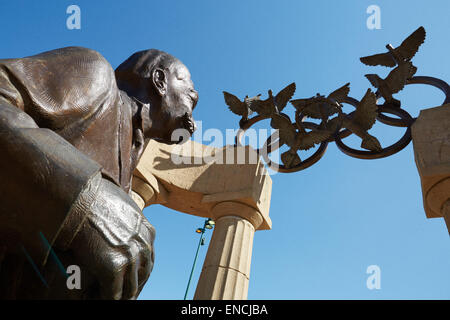 Le centre-ville d'Atlanta en Georga USA Photo : Statue de Pierre de Coubertin et anneaux olympiques, les tourterelles au Centennial Olympic Park Banque D'Images
