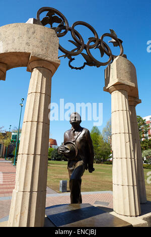 Le centre-ville d'Atlanta en Georga USA Photo : Statue de Pierre de Coubertin et anneaux olympiques, les tourterelles au Centennial Olympic Park Banque D'Images